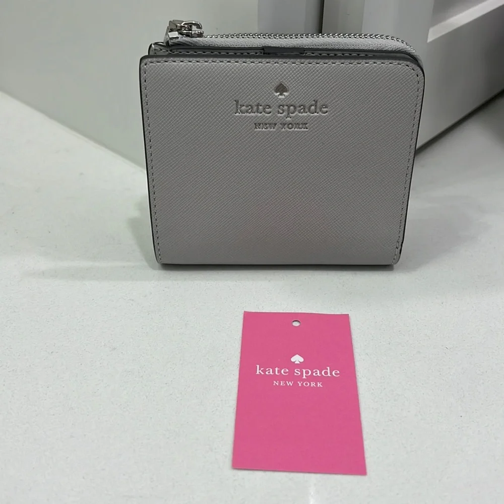 NWT KATE SPADE SM LZP BFLD K9348 SAFFIANO PVC PLATNUM GR (020) TOL SCHUYLER - Picture 1 of 5